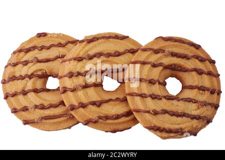 trois anneaux de biscuits avec chocolat en gros plan isolé sur fond blanc Banque D'Images