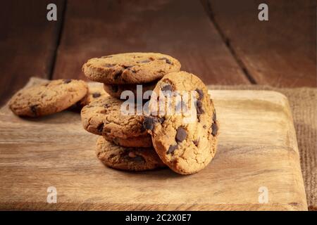 Cookies aux pépites de chocolat, sans gluten, un gros plan d'une pile sur un fond rustique foncé