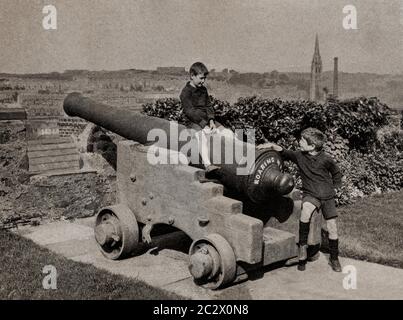 'Roaring Meg', coulé en 1642, le canon fut utilisé pour protéger la ville de Derry, ou Londonderry, au nord de l'Irlande, pendant le siège de 1689. Vue du début des années 1920 sur les remparts de la ville, Ulster, Irlande du Nord. Initialement photographié par Clifton Adams (1890-1934) pour 'Ireland: The Rock Wharce I was hewn', un reportage du magazine National Geographic de mars 1927. Banque D'Images