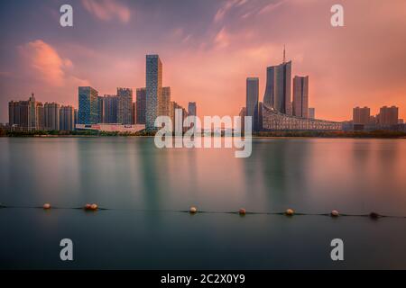 Coucher de soleil sur le quartier financier des affaires de Swan Lake, ville d'Hefei, province d'Anhui, Chine Banque D'Images