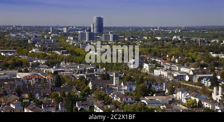 Vue du château de Godesburg au centre-ville avec tour de poste, Bonn, Allemagne, Europe Banque D'Images