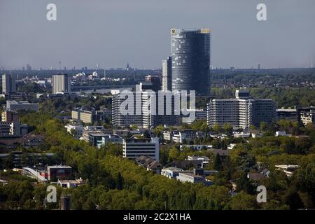 Vue du château de Godesburg au centre-ville avec tour de poste, Bonn, Allemagne, Europe Banque D'Images