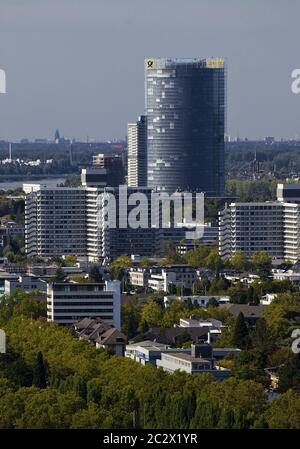 Vue du château de Godesburg au centre-ville avec tour de poste, Bonn, Allemagne, Europe Banque D'Images