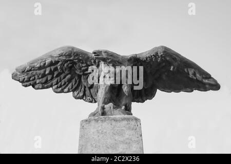 un aigle en pierre sur un socle d'une statue Banque D'Images