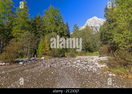 Chemin de randonnée au lac, le lac d'Anterselva Antholz, le Tyrol du sud en automne Banque D'Images