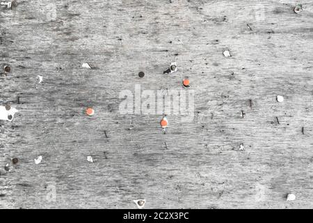 Vintage place bulletin board avec copie espace. Entre parenthèses, des boutons, des clous et des morceaux de papier sur une surface d'affichage en bois de la rue. Stre sale de Banque D'Images