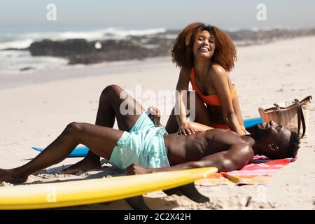 Un couple heureux qui passe du temps ensemble sur la plage Banque D'Images