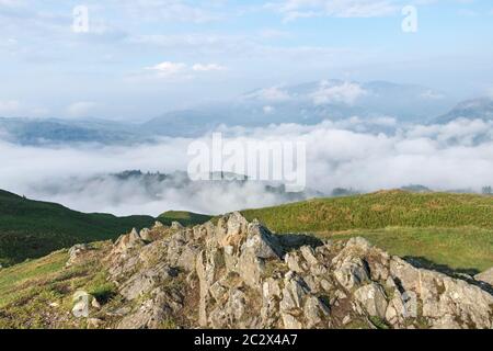 Le sommet de Loughrigg est tombé et la vue Ouest sur le nuage rempli Vallées, Lake District, Cumbria, Royaume-Uni Banque D'Images