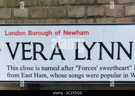 La Vera Lynn Close à Forest Gate, nommée d'après la Dame Vera Lynn des Forces de guerre de Grande-Bretagne, qui est morte à l'âge de 103 ans. Vera est née le 20 mars 1917 à East Ham, Londres. Avec des chansons comme We Wallons rerencontrer et les falaises blanches de Douvres, elle a inspiré à la fois les troupes à l'étranger et les civils à la maison pendant la deuxième Guerre mondiale. Banque D'Images