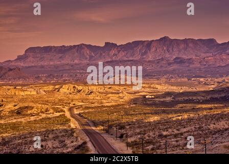 Chisos Mountains à 20 miles à l'est de la Highway 170, au coucher du soleil, dans le désert de Chihuahuan, parc national de Big Bend, Texas, États-Unis Banque D'Images