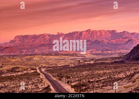 Les montagnes Chiso, 20 miles à l'Est, vue de l'autoroute 170, près de Terlingua, coucher du soleil, dans le désert de Chihuahuan, Big Bend National Park, Texas, États-Unis Banque D'Images