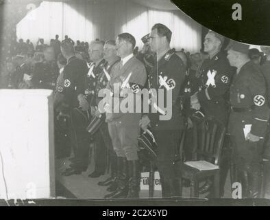 Photos du rassemblement du Parti nazi en 1933 à Nuernberg - Congrès du Parti Schwartz, Roehm, Hitler, Hess, Stenge, Adjutant von Hess Heinrich Hoffmann photographies 1933 photographe officiel d'Adolf Hitler, et un homme politique et éditeur nazi, qui était membre du cercle intime d'Hitler. Banque D'Images