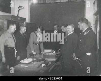 Hitler visite le Musée Fartei Heinrich Hoffmann photographies 1933 le photographe officiel d'Adolf Hitler, ainsi qu'un homme politique et éditeur nazi, qui était membre du cercle intime d'Hitler. Banque D'Images