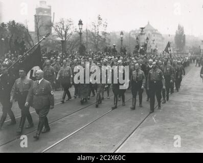 marche traditionnelle à Feldherrnhalle le 9 novembre - Dr. Weber, Goering, Hitler, Kriebel, Graf, Mauritze, Julits Streieher Heinrich Hoffmann photographies 1933 photographe officiel d'Adolf Hitler, et un politicien et éditeur nazi, qui était membre du cercle intime d'Hitler. Banque D'Images