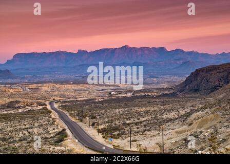 Chisos Mountains à 20 miles à l'est de la Highway 170, au coucher du soleil, dans le désert de Chihuahuan, parc national de Big Bend, Texas, États-Unis Banque D'Images