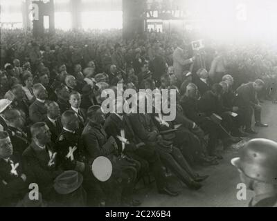 Photos du rassemblement du Parti nazi en 1933 à Nuernberg - Congrès du Parti avec Osnesorge, Schwerin - Krossigk, Raeder, Neurath, Papen Heinrich Hoffmann photographies 1933 photographe officiel d'Adolf Hitler, et un homme politique et éditeur nazi, qui était membre du cercle intime d'Hitler. Banque D'Images