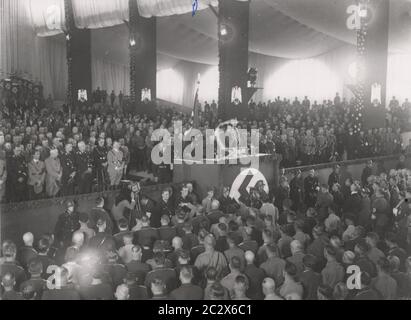 Photos du rassemblement du Parti nazi à Nuremberg 1933 - Congrès du Parti - Roehm parle Heinrich Hoffmann photographies 1933 Adolf Hitler photographe officiel, et un politicien et éditeur nazi, qui était membre du cercle intime d'Hitler. Banque D'Images