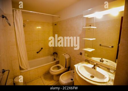 Salle de bains d'un blanc pur avec une baignoire séparée de l'intérieur Banque D'Images