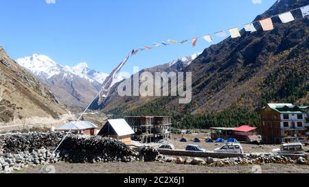 Chitkul inde Mai 2019 - vue panoramique de l'Inde, dernier village. Le terrain entier est entouré de montagnes himalayennes Kailash, vergers, maisons Banque D'Images