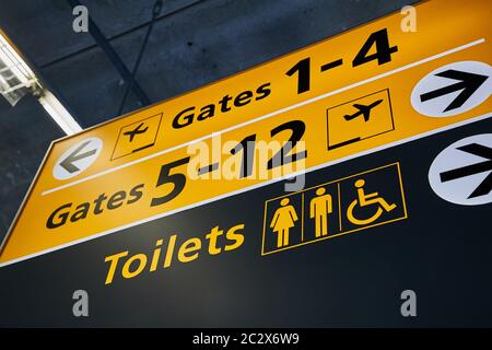 Toilettes et panneaux d'entrée dans un terminal d'aéroport Banque D'Images