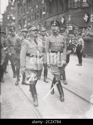 Le chef de cabinet sa Roehm et le prince héritier Wilhelm von Preussen Heinrich Hoffmann photographies 1933 photographe officiel d'Adolf Hitler, et homme politique et éditeur nazi, qui était membre du cercle intime d'Hitler. Banque D'Images