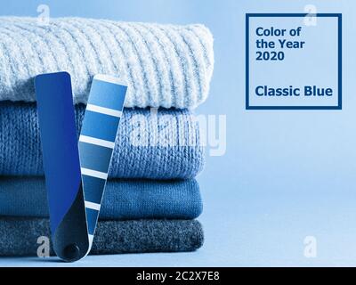 Couleur de l'année 2020 pile de chandails bleus classiques Banque D'Images
