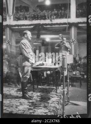 Rallye dans le hall des festivals de Francfort - Hitler parle Heinrich Hoffmann photographies 1933 Adolf Hitler photographe officiel, et un politicien et éditeur nazi, qui était un membre du cercle intime d'Hitler. Banque D'Images