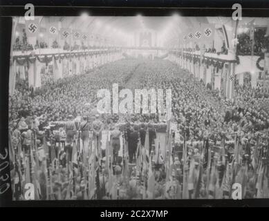 Rallye dans le hall des festivals de Francfort - Hitler parle Heinrich Hoffmann photographies 1933 Adolf Hitler photographe officiel, et un politicien et éditeur nazi, qui était un membre du cercle intime d'Hitler. Banque D'Images