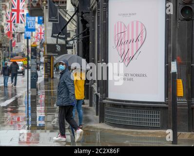 New Bond Street, Londres, Royaume-Uni. 18 juin 2020. Par temps humide, certains détaillants rouvrent pour affaires dans la rue commerçante de luxe de Londres, avec plus de circulation et de piétons. Crédit: Malcolm Park/Alay Live News. Banque D'Images