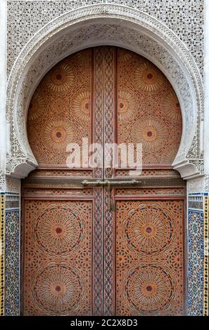 Vieilles portes en bois dans le style traditionnel marocain. Banque D'Images