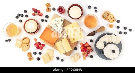 Panorama du fromage avec du vin et des fruits, d'une télévision lay, tourné par le haut sur un fond blanc Banque D'Images