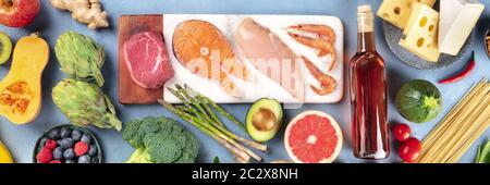 Panorama de la nourriture, une composition de pontes avec viande, poisson, poulet et crevettes, légumes et fruits, vin, pâtes et fromage, grenaille Banque D'Images