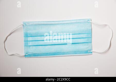 Un exemple de masque chirurgical bleu utilisé pour protéger le public contre les maladies infectieuses comme le coronavirus. Banque D'Images