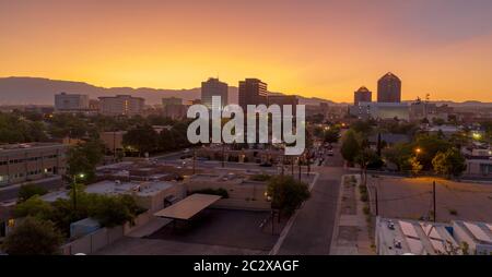 La teinte orange saturé apparaît derrière Albuquerque au Nouveau Mexique au lever du soleil Banque D'Images