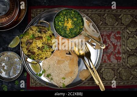 Pilaf et épinards aux champignons du nord de l'Inde végétaliens servis dans des bols traditionnels Banque D'Images