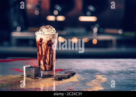 Café Latte de fantaisie en verre avec du sirop de chocolat, copy space Banque D'Images