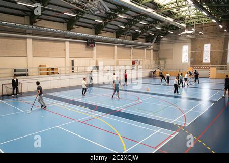 21 février 2019. Danemark. Copenhague. Jeu d'équipe avec bâton et ballon Floorball ou hockey dans le hall. Entraînement à l'intérieur dans la salle de sport de Banque D'Images