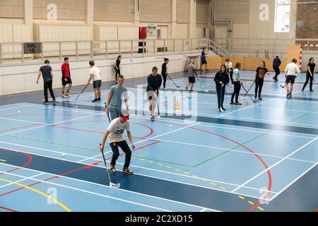 21 février 2019. Danemark. Copenhague. Jeu d'équipe avec bâton et ballon Floorball ou hockey dans le hall. Entraînement à l'intérieur dans la salle de sport de Banque D'Images