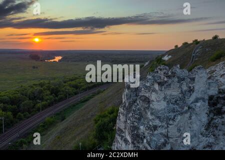 Coucher du soleil au-dessus de la vallée verte dans Divnogorye Banque D'Images