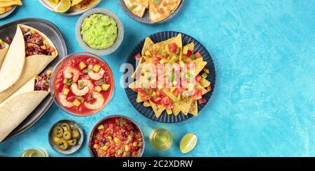 Panorama de la cuisine mexicaine avec espace de copie, un plan de dessus plat sur un fond bleu. Nachos, cocktail de crevettes, Chili con carne, b Banque D'Images