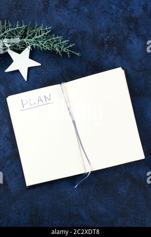 Résolutions pour la nouvelle année ou bucket list concept, une maquette de frais généraux avec le mot en manuscrit Plan, sur un fond sombre Banque D'Images