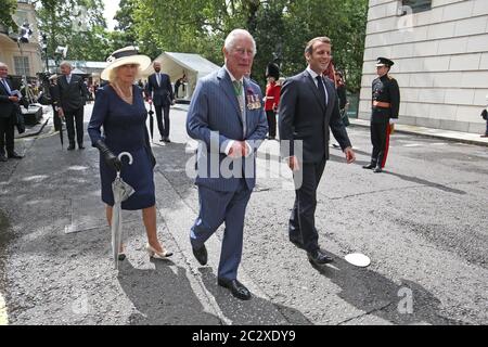 La duchesse de Cornouailles et le prince de Galles aux côtés du président français Emmanuel Macron (à droite) lors d'une cérémonie au Carlton Gardens à Londres lors de sa visite au Royaume-Uni. Banque D'Images