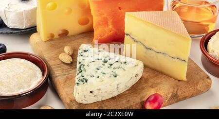 Assiette de fromages panorama. Fromage bleu, rouge Leicester, Brie, Emmental et d'autres, un gros plan Banque D'Images