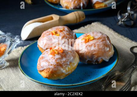 Beignets berlinois fins avec garniture de confiture et glaçage Banque D'Images