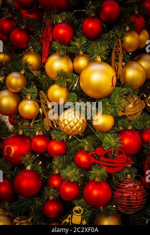 Sapin de Noël avec ornements boules argentés. Arbre de Noël décoré en gros plan. Boules et guirlande lumineuse avec lampes de poche. N Banque D'Images