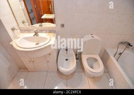 Salle de bains d'un blanc pur avec une baignoire séparée de l'intérieur Banque D'Images