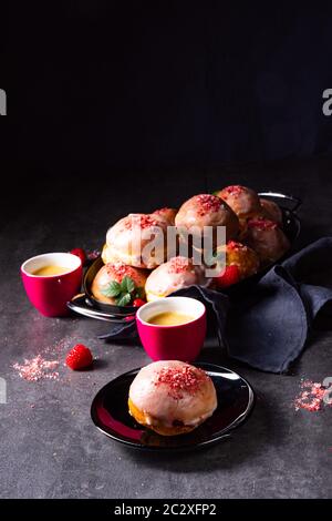 Délicieux beignets berlinois remplis de confiture de framboises Banque D'Images