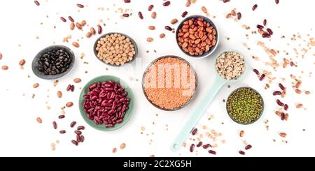 Panorama légumineuses, un plan au-dessus sur un fond blanc. Diverses impulsions. Haricots rouges, lentilles, soja, pois chiches, une étase plate Banque D'Images