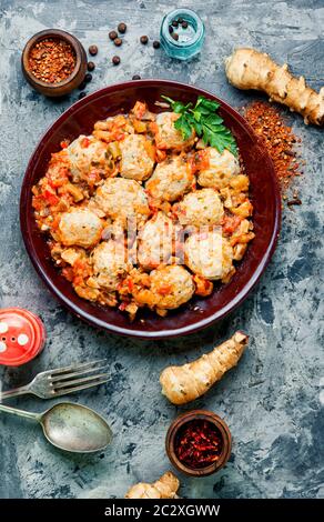 Alimentation des boulettes de viande cuites à la vapeur avec du poulet haché et de l'artichaut de Jérusalem Banque D'Images