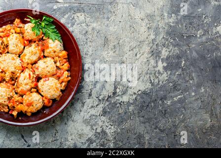 Faites cuire des côtelettes de poulet avec des artichaut de Jérusalem.boulettes De poulet Cuites À La Vapeur Banque D'Images